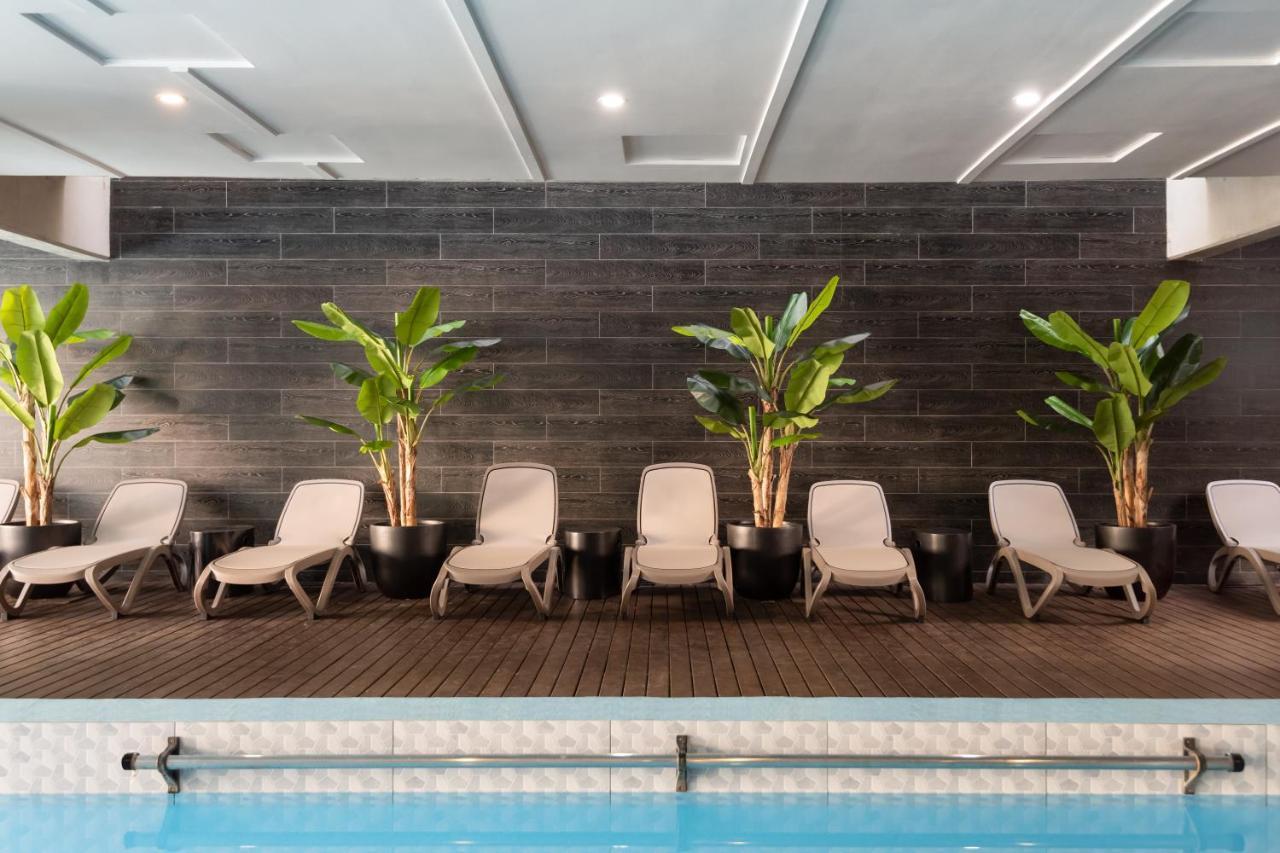 Hotel Wyndham Santiago Pettra Exterior foto The pool at the hotel