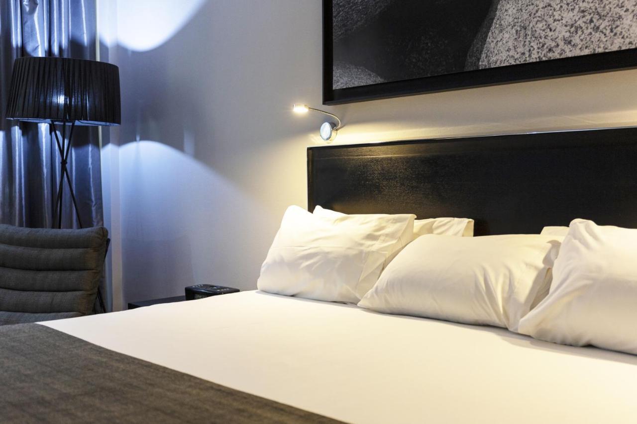 Hotel Wyndham Santiago Pettra Exterior foto A bed with three pillows