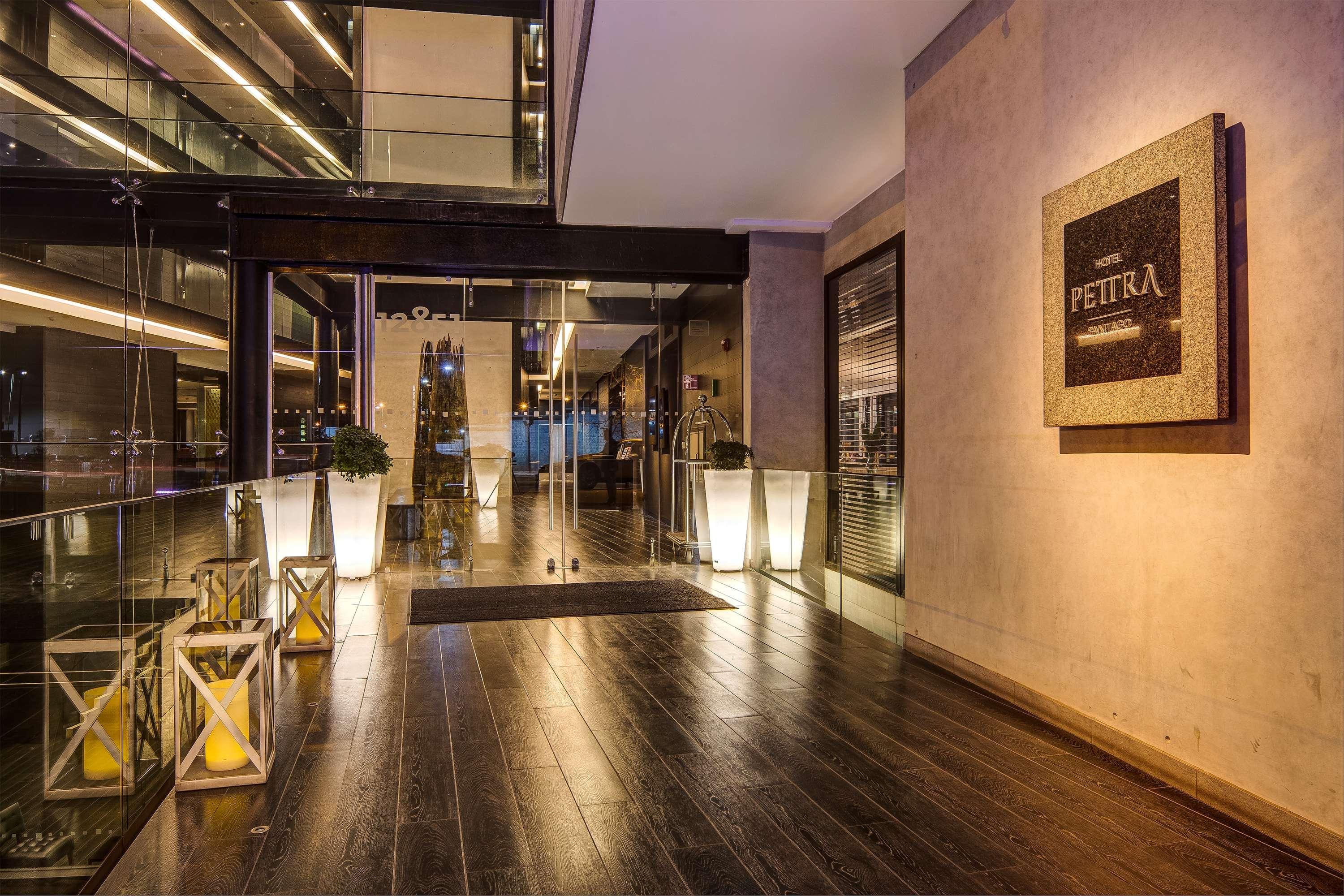 Hotel Wyndham Santiago Pettra Exterior foto Entrance to the hotel