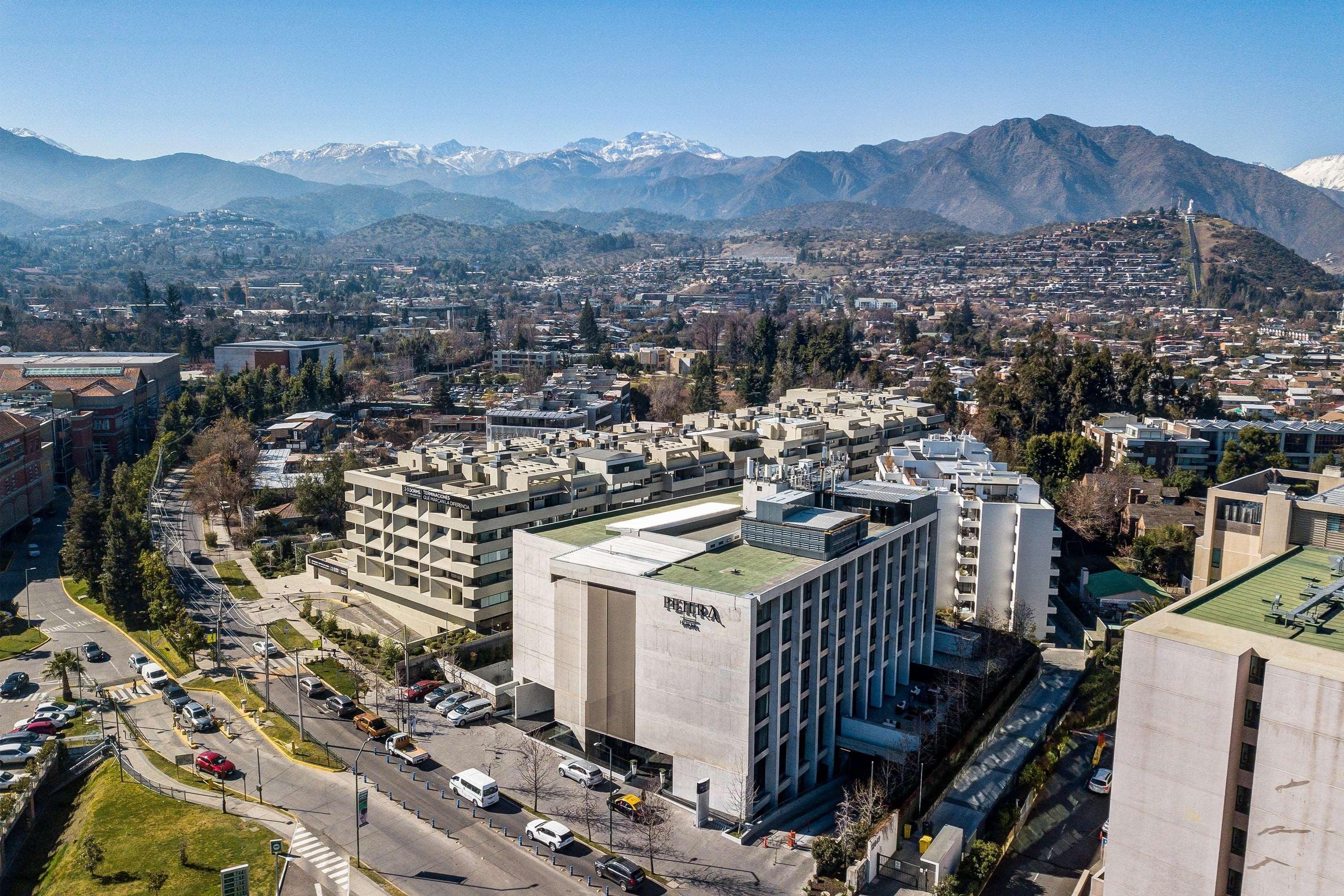 Hotel Wyndham Santiago Pettra Exterior foto Aerial view of the complex