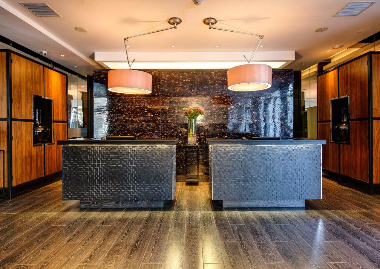 Hotel Wyndham Santiago Pettra Exterior foto The reception area at the hotel
