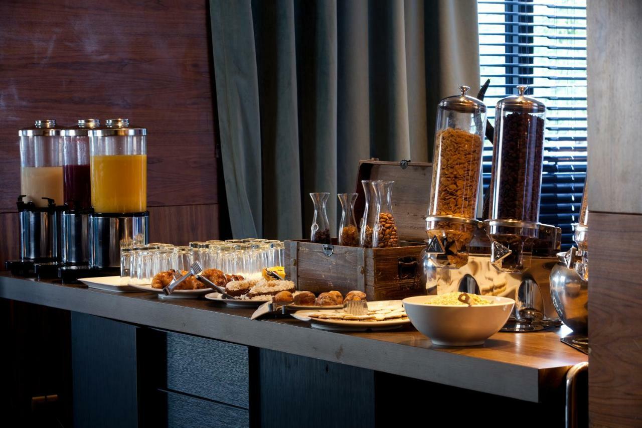 Hotel Wyndham Santiago Pettra Exterior foto A breakfast buffet